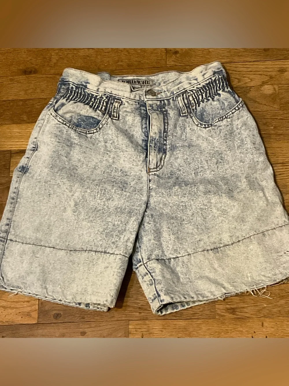 Vintage Jordache high-waisted acid washed denim shorts, size Medium*